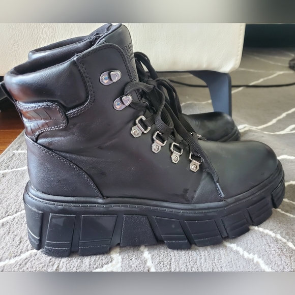 Stradivarius black boots - almost new - Picture 2 of 6